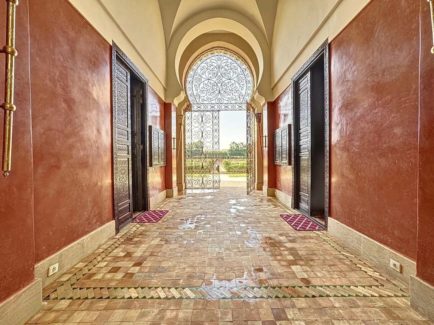 Palais arabo-andalou à vendre dans la palmeraie – 9 suites – parc de 2 hectares