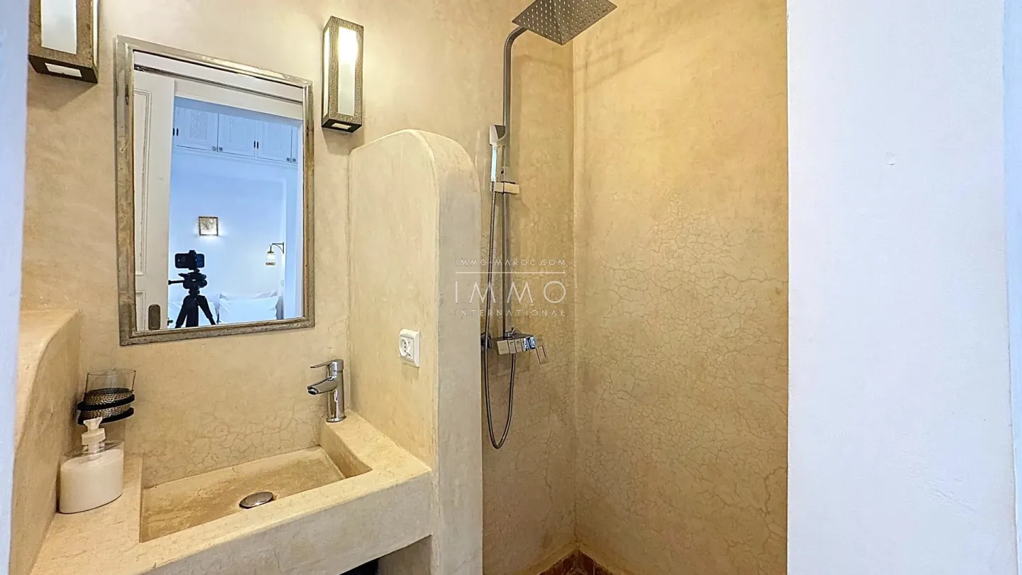 Riad à vendre – kasbah – 4 chambres – bassin patio – toit couvrant électrique – clé en main – maison d'hôtes possible