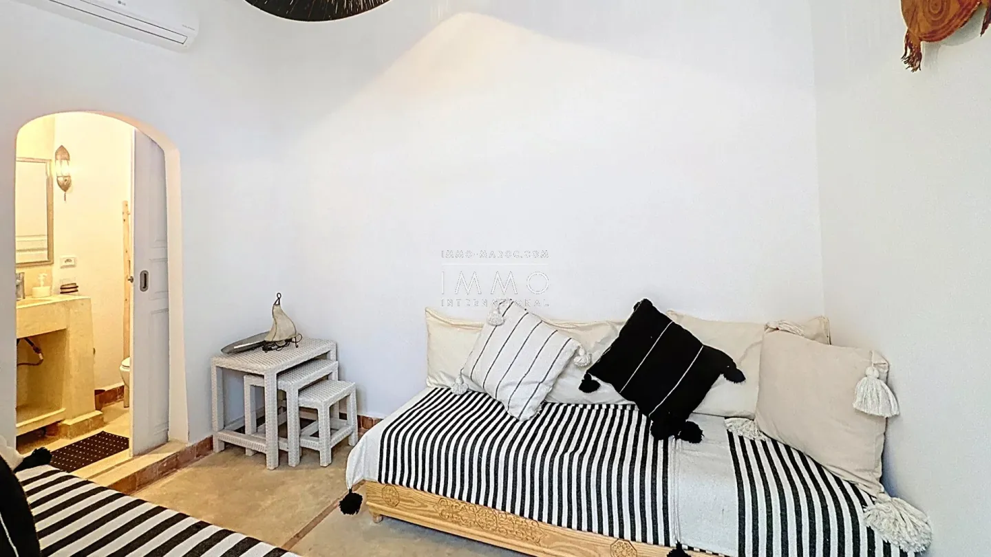 Riad à vendre – kasbah – 4 chambres – bassin patio – toit couvrant électrique – clé en main – maison d'hôtes possible