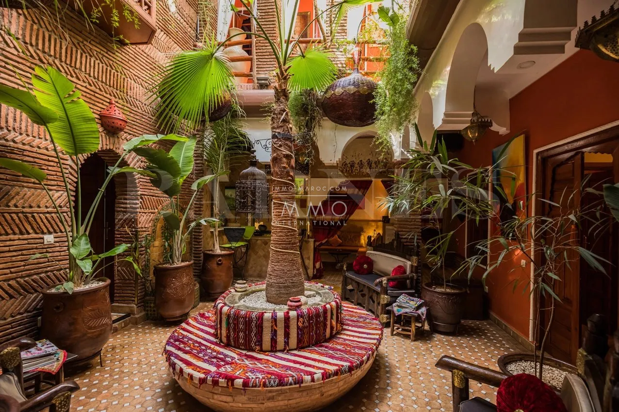 Riad à vendre – place des Épices – 6 chambres – maison d'hôtes en exploitation – hammam & bassin – bon chiffre d'affaires – maison d'hôtes possible