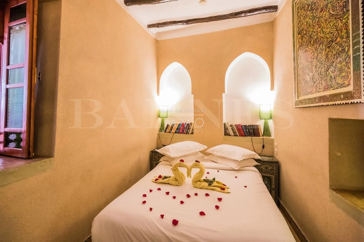 Riad à vendre – place des Épices – 6 chambres – maison d'hôtes en exploitation – hammam & bassin – bon chiffre d'affaires – maison d'hôtes possible