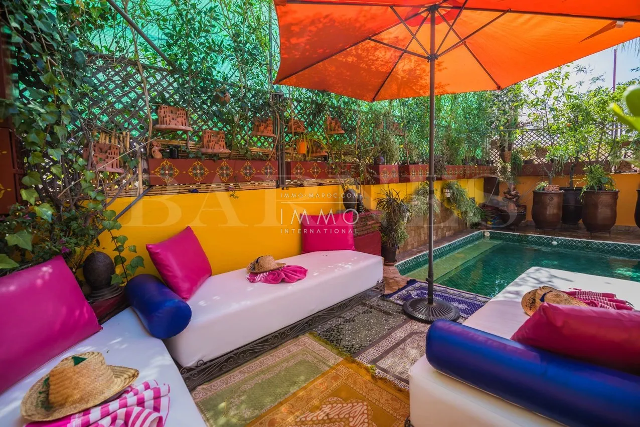 Riad à vendre – place des Épices – 6 chambres – maison d'hôtes en exploitation – hammam & bassin – bon chiffre d'affaires – maison d'hôtes possible