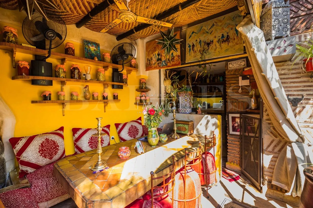 Riad à vendre – place des Épices – 6 chambres – maison d'hôtes en exploitation – hammam & bassin – bon chiffre d'affaires – maison d'hôtes possible
