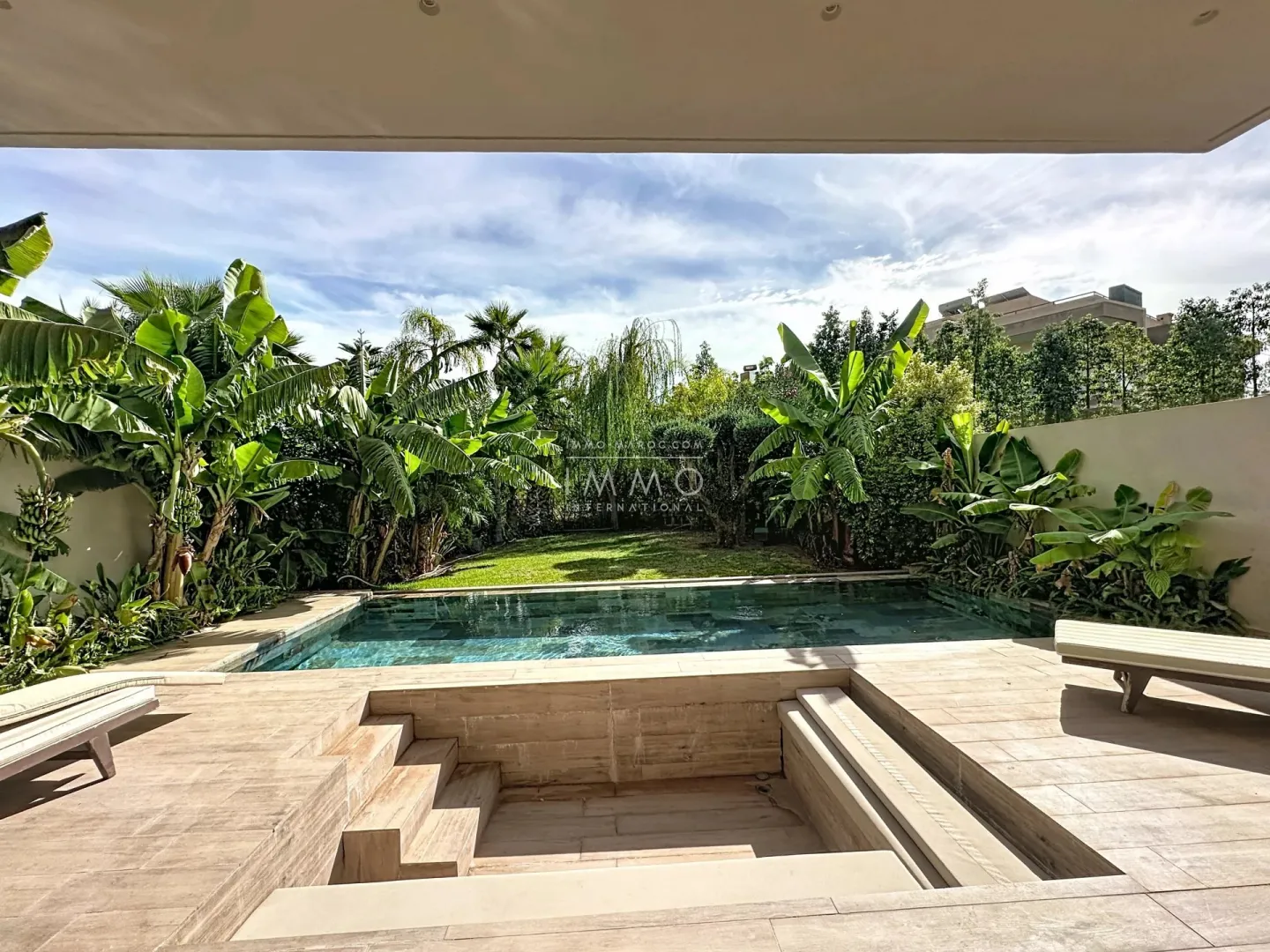 Villa à vendre marrakech – 5 suites – 590 m² – terrain 294 m² + 250 m² jouissance – hammam sauna cinéma – meublée sketch