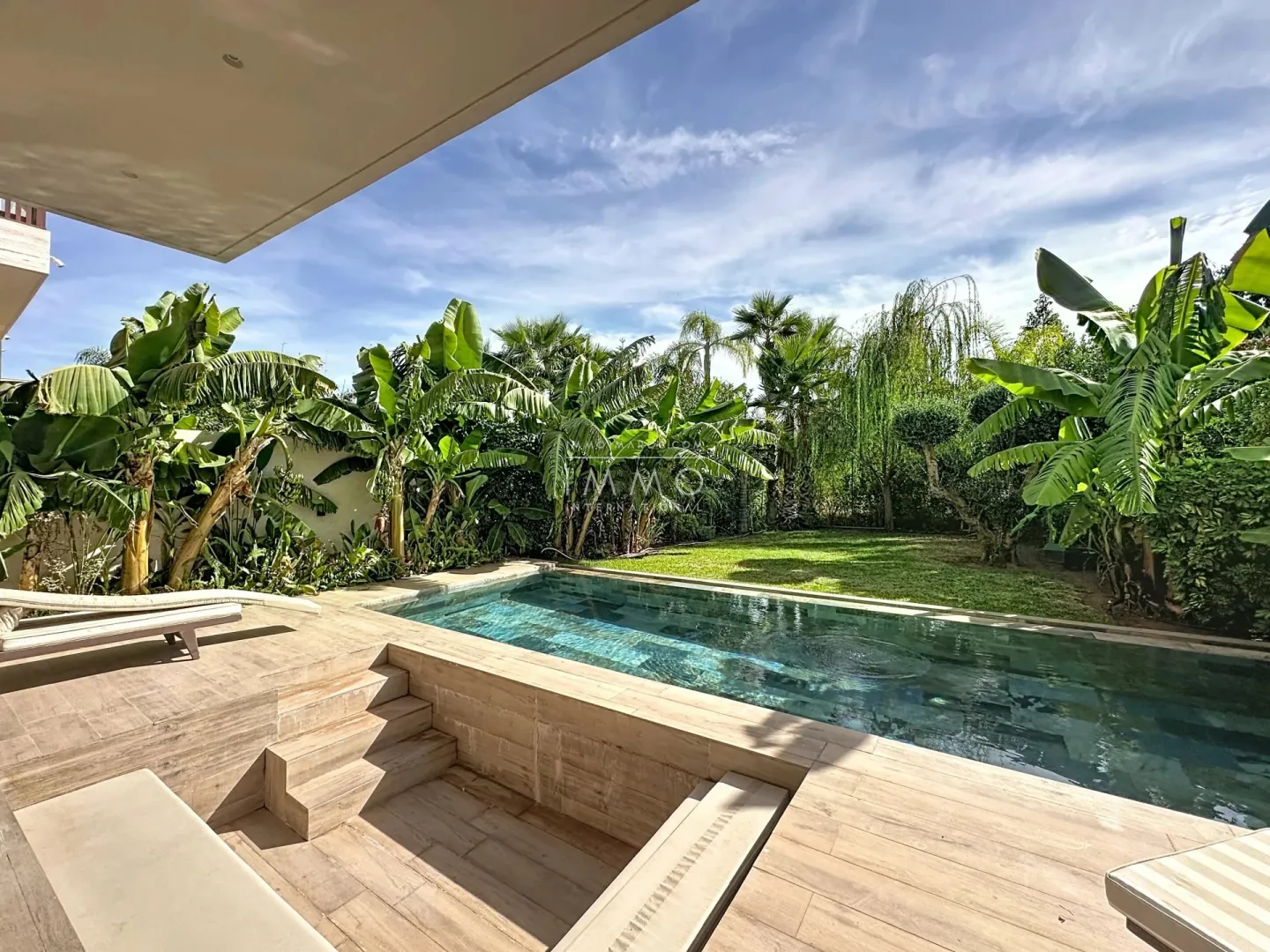 Villa à vendre marrakech – 5 suites – 590 m² – terrain 294 m² + 250 m² jouissance – hammam sauna cinéma – meublée sketch