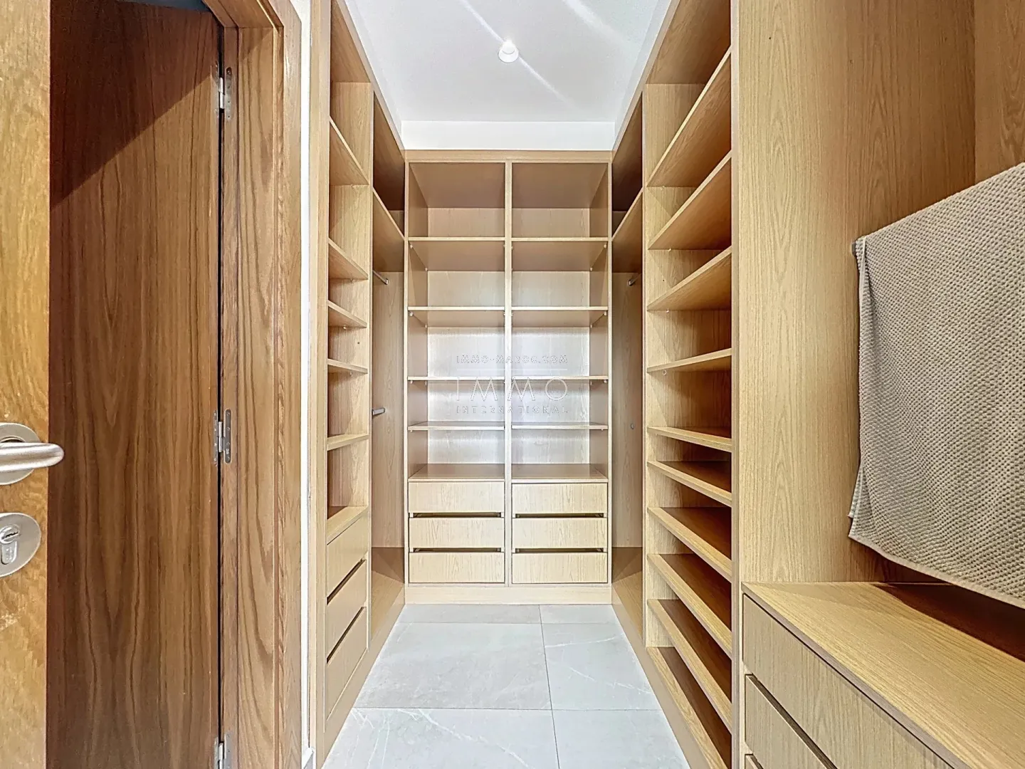 Villa à vendre marrakech – 5 suites – 590 m² – terrain 294 m² + 250 m² jouissance – hammam sauna cinéma – meublée sketch