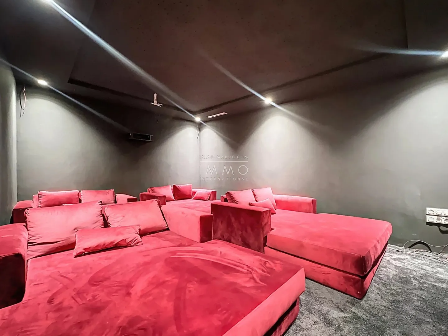 Villa à vendre marrakech – 5 suites – 590 m² – terrain 294 m² + 250 m² jouissance – hammam sauna cinéma – meublée sketch