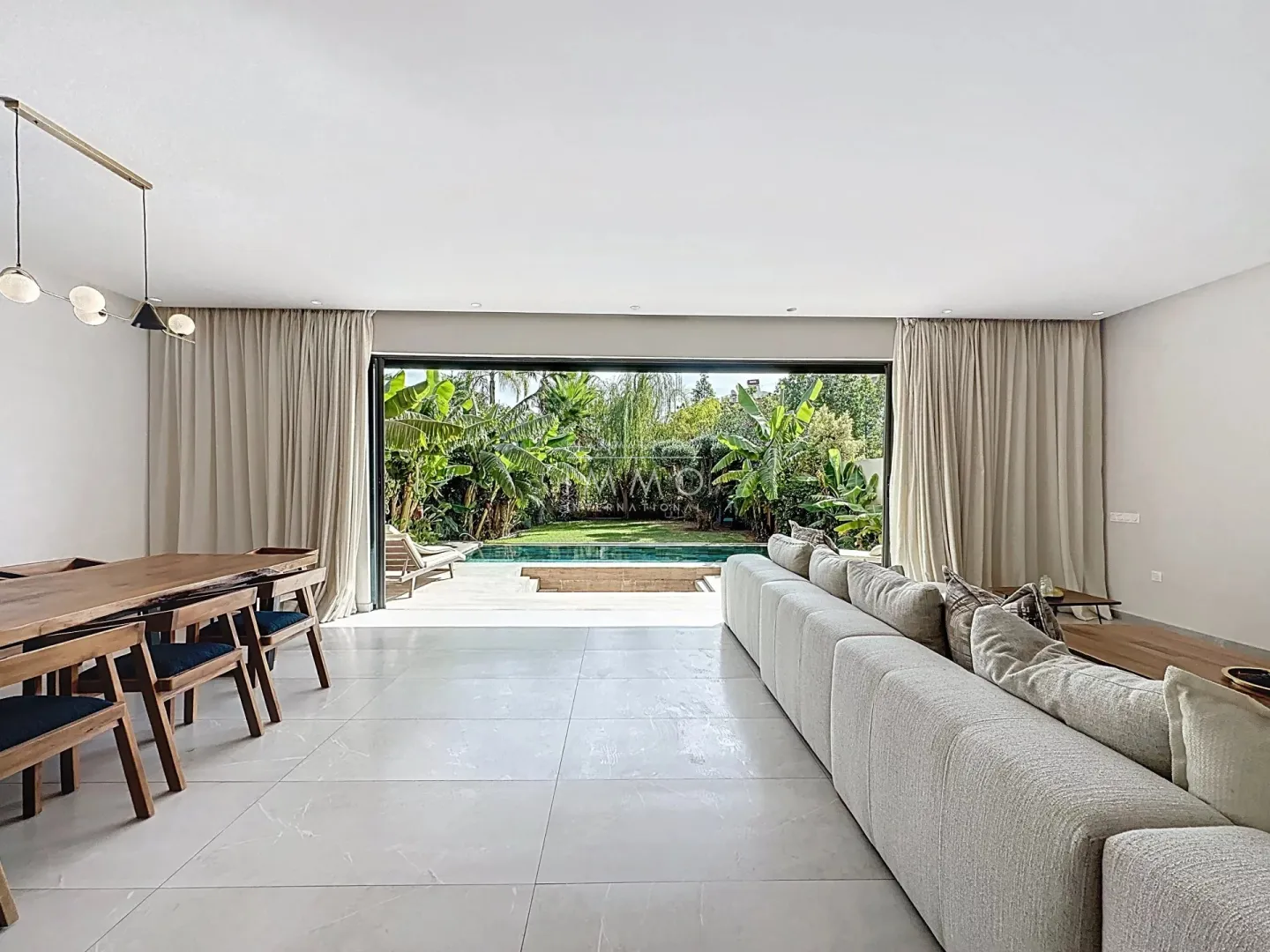 Villa à vendre marrakech – 5 suites – 590 m² – terrain 294 m² + 250 m² jouissance – hammam sauna cinéma – meublée sketch