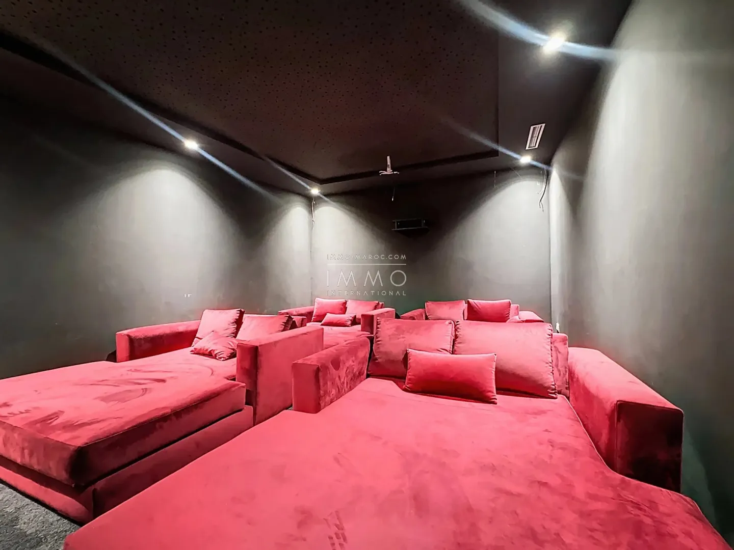 Villa à vendre marrakech – 5 suites – 590 m² – terrain 294 m² + 250 m² jouissance – hammam sauna cinéma – meublée sketch