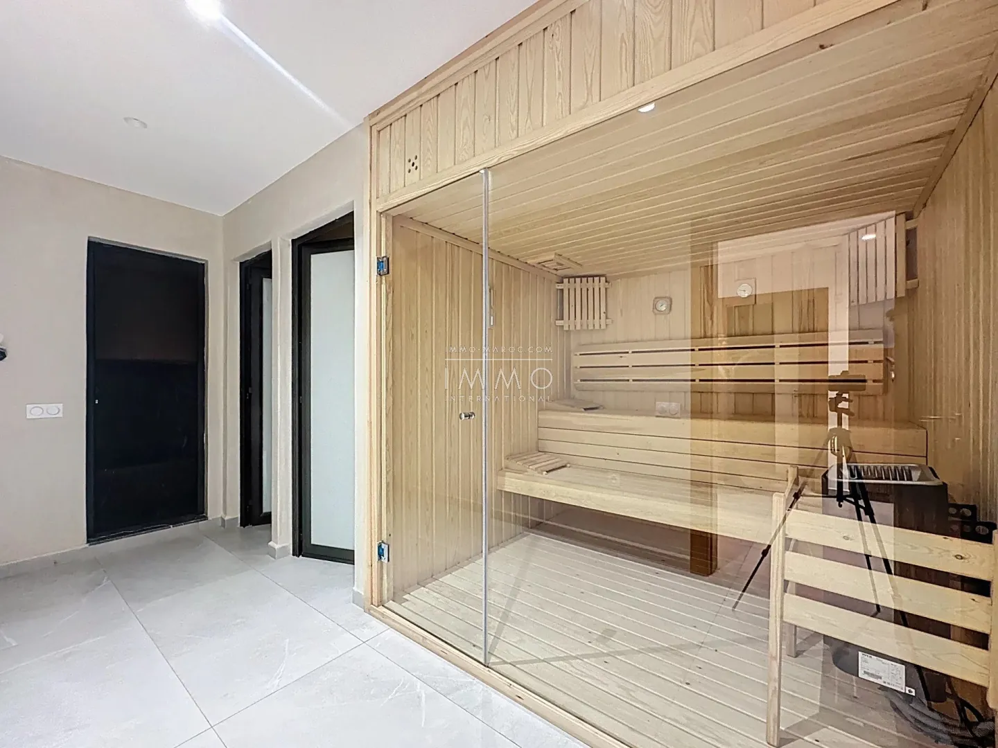 Villa à vendre marrakech – 5 suites – 590 m² – terrain 294 m² + 250 m² jouissance – hammam sauna cinéma – meublée sketch