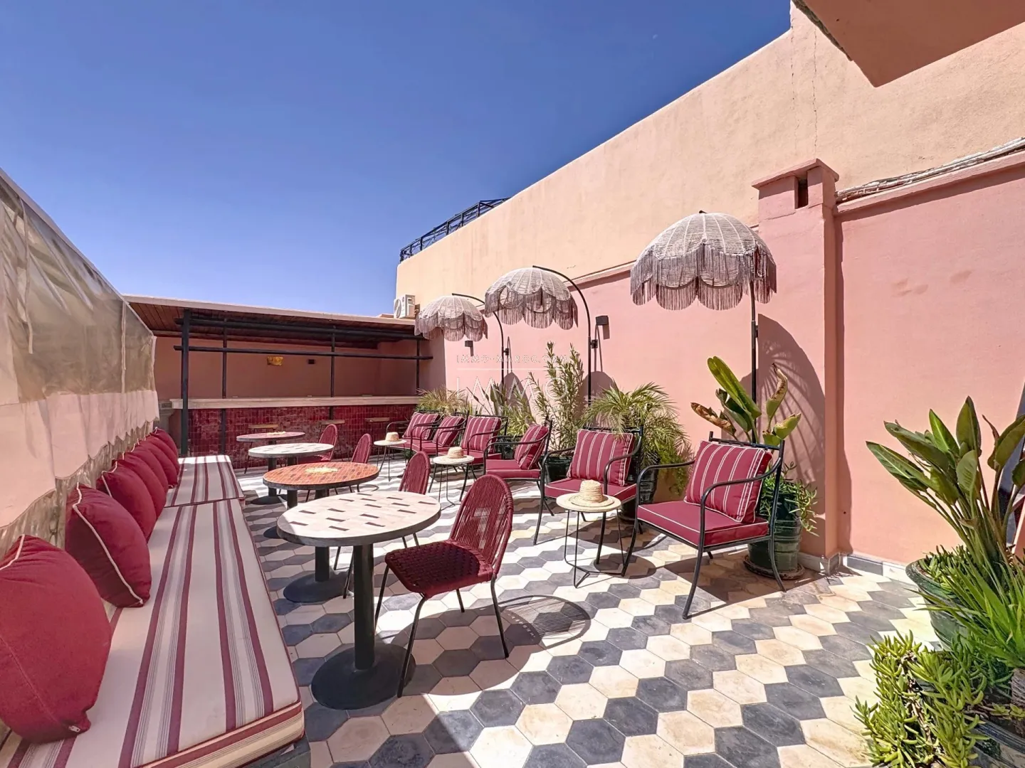 Très joli riad titré avec autorisation d’exploitation – maison d’hôtes de charme (6 suites)