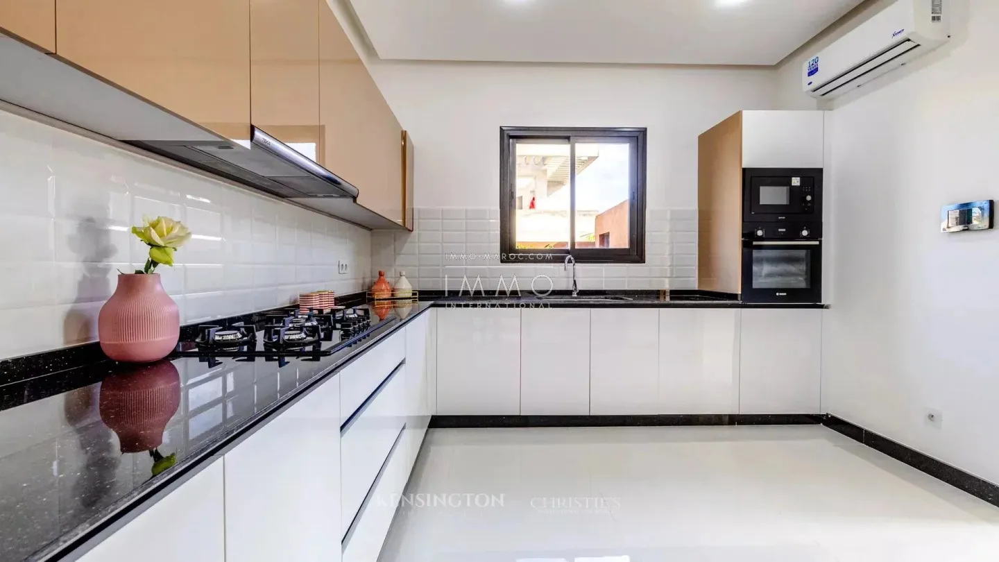 Villa à vendre golf amelkis – 4 chambres – 420 m² – terrain 1 200 m² – piscine chauffée – panneaux solaires – atlas nakhil