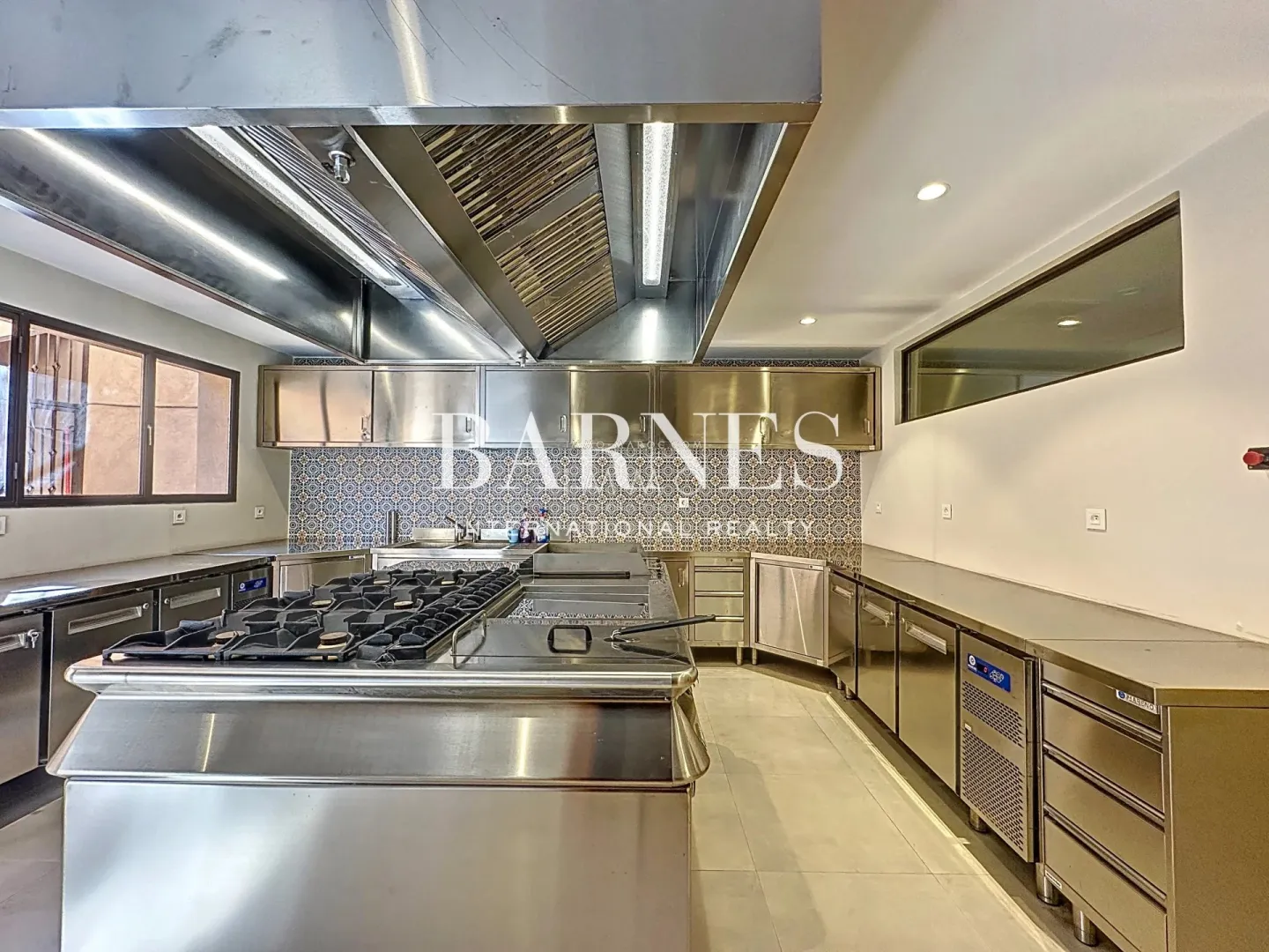 Villa d'exception en front de golf – quartier agdal – 4 suites – style marocain épuré