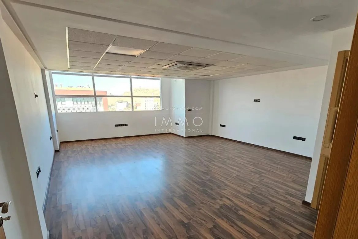 À vendre ou À louer – immeuble professionnel rénové avec 20 plateaux bureaux à usage commercial