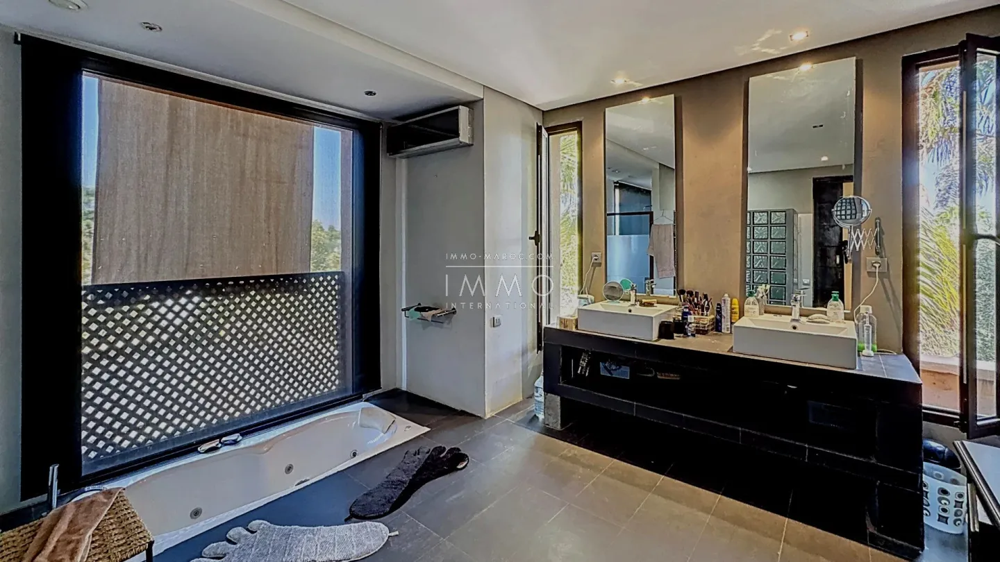 Villa à vendre route de ouarzazate – 4 suites – 650 m² – terrain 4 250 m² – piscine débordement 17x5 m – hammam