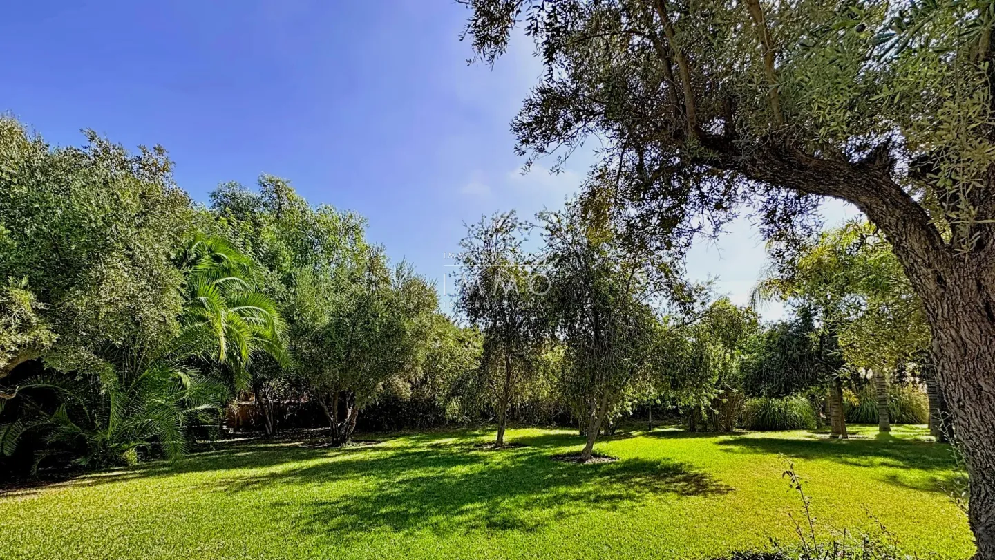 Villa à vendre route de ouarzazate – 4 suites – 650 m² – terrain 4 250 m² – piscine débordement 17x5 m – hammam