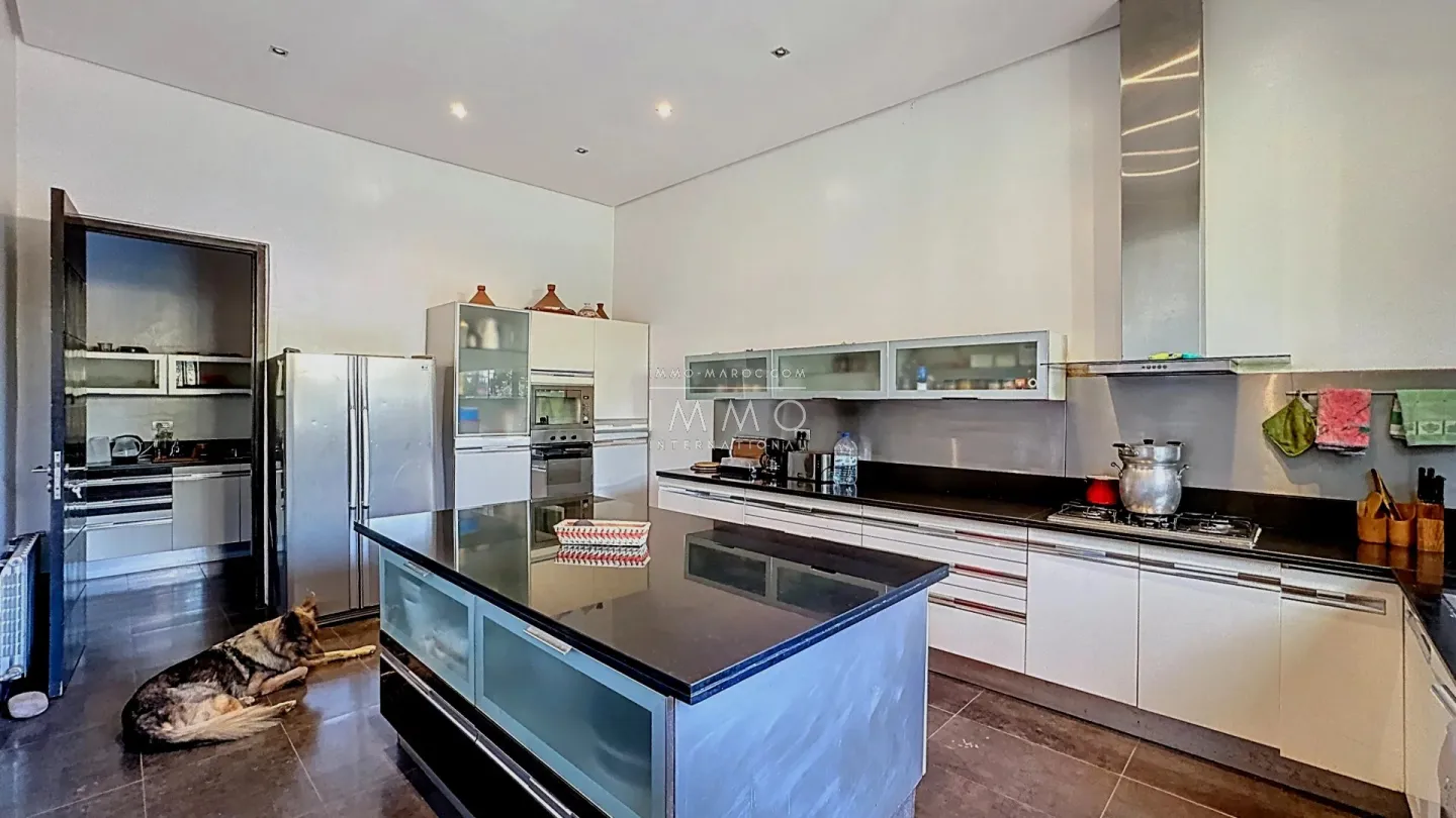 Villa à vendre route de ouarzazate – 4 suites – 650 m² – terrain 4 250 m² – piscine débordement 17x5 m – hammam