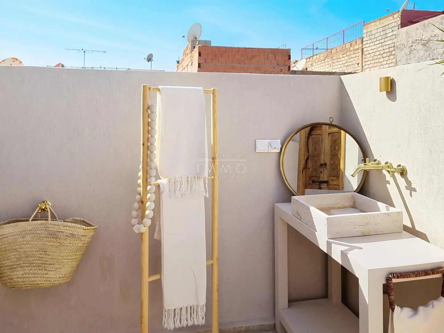 Riad à vendre – médina – 5 chambres – accès voiture – piscine chauffée – toiture motorisée – maison d'hôtes possible