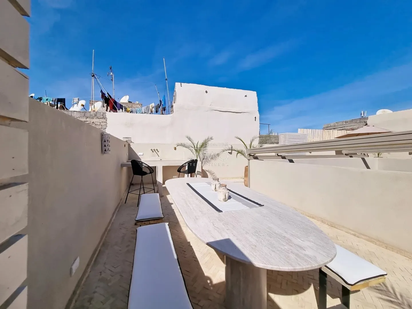 Riad à vendre – médina – 5 chambres – accès voiture – piscine chauffée – toiture motorisée – maison d'hôtes possible