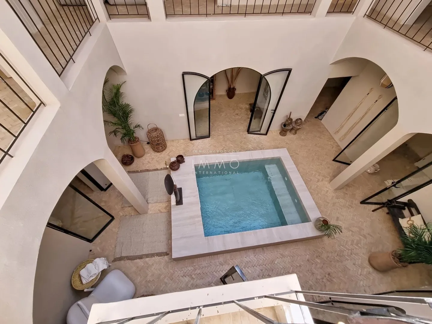 Riad à vendre – médina – 5 chambres – accès voiture – piscine chauffée – toiture motorisée – maison d'hôtes possible