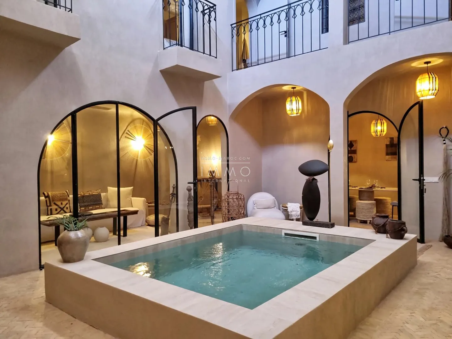 Riad à vendre – médina – 5 chambres – accès voiture – piscine chauffée – toiture motorisée – maison d'hôtes possible