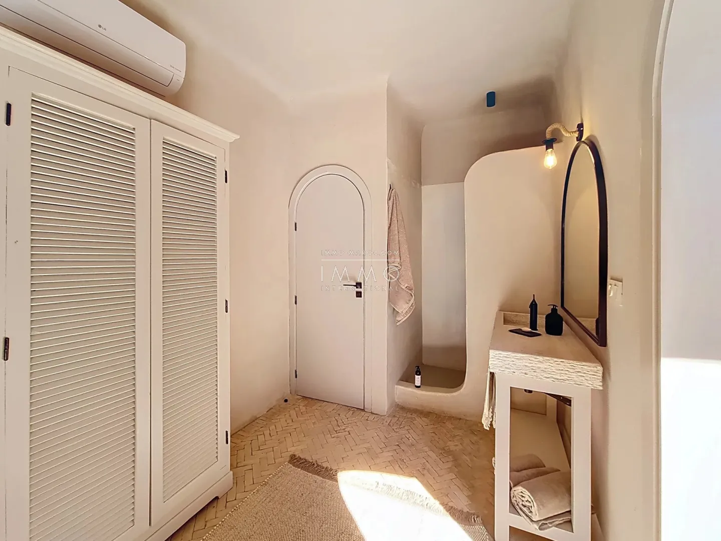 Riad à vendre – médina – 5 chambres – accès voiture – piscine chauffée – toiture motorisée – maison d'hôtes possible