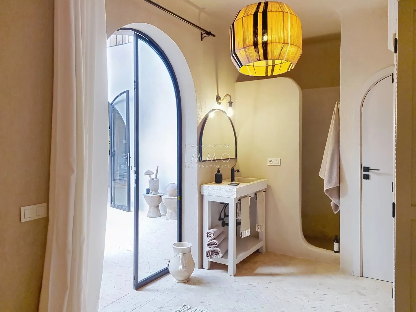 Riad à vendre – médina – 5 chambres – accès voiture – piscine chauffée – toiture motorisée – maison d'hôtes possible