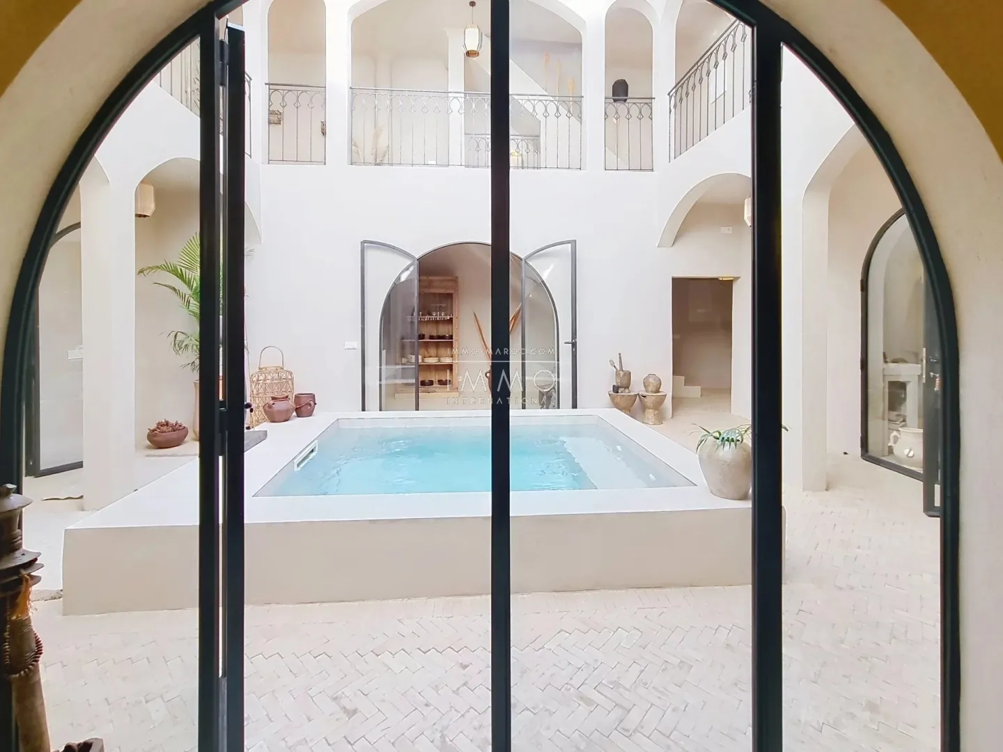 Riad à vendre – médina – 5 chambres – accès voiture – piscine chauffée – toiture motorisée – maison d'hôtes possible