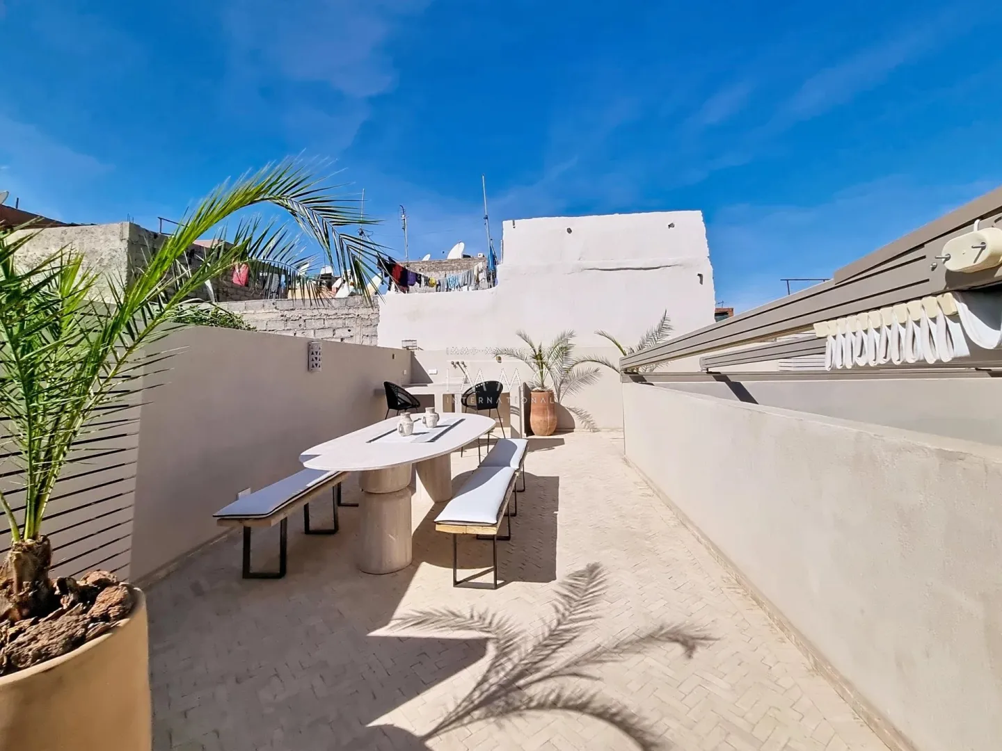 Riad à vendre – médina – 5 chambres – accès voiture – piscine chauffée – toiture motorisée – maison d'hôtes possible