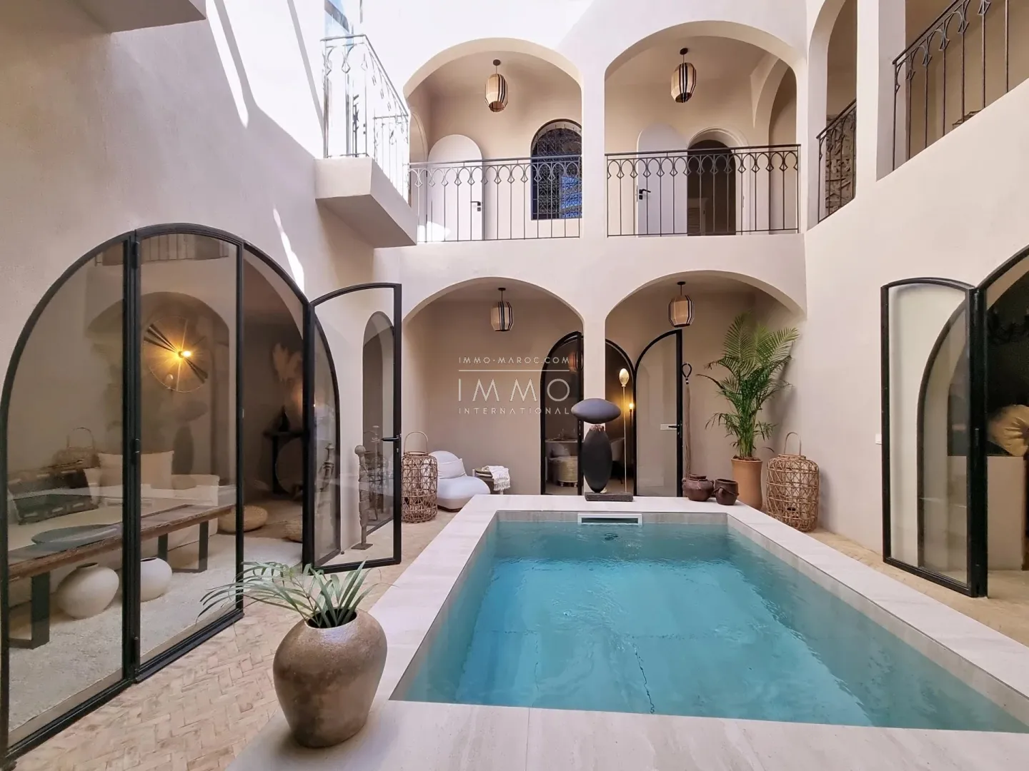 Riad à vendre – médina – 5 chambres – accès voiture – piscine chauffée – toiture motorisée – maison d'hôtes possible