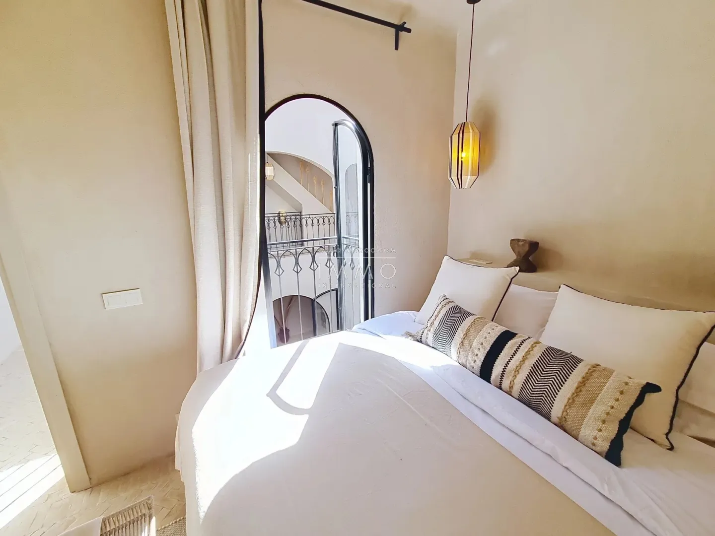 Riad à vendre – médina – 5 chambres – accès voiture – piscine chauffée – toiture motorisée – maison d'hôtes possible