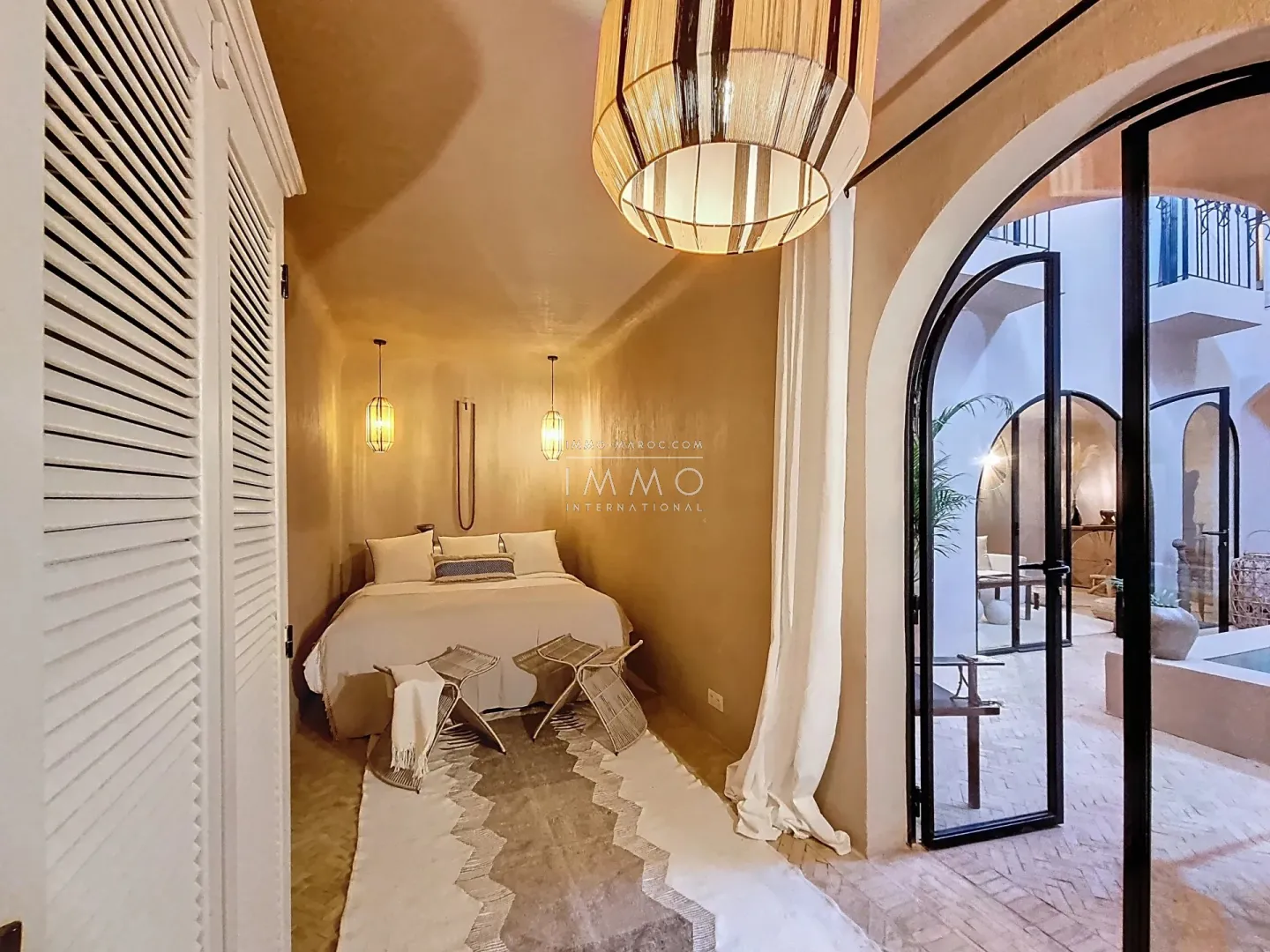 Riad à vendre – médina – 5 chambres – accès voiture – piscine chauffée – toiture motorisée – maison d'hôtes possible