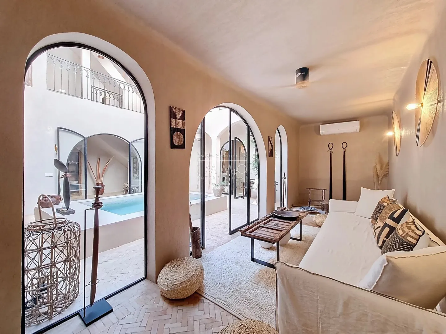 Riad à vendre – médina – 5 chambres – accès voiture – piscine chauffée – toiture motorisée – maison d'hôtes possible