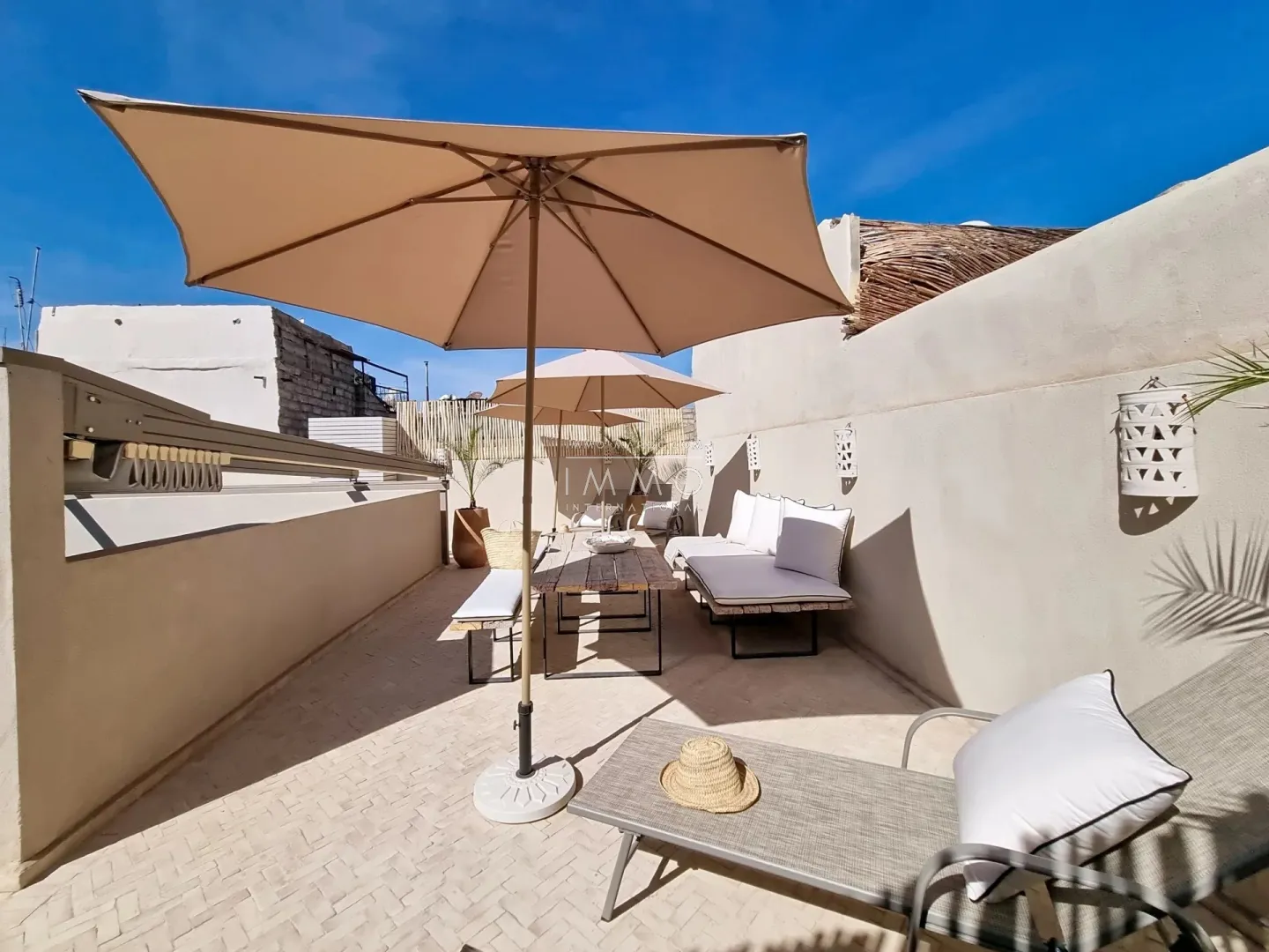 Riad à vendre – médina – 5 chambres – accès voiture – piscine chauffée – toiture motorisée – maison d'hôtes possible