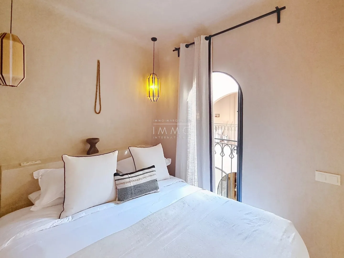 Riad à vendre – médina – 5 chambres – accès voiture – piscine chauffée – toiture motorisée – maison d'hôtes possible