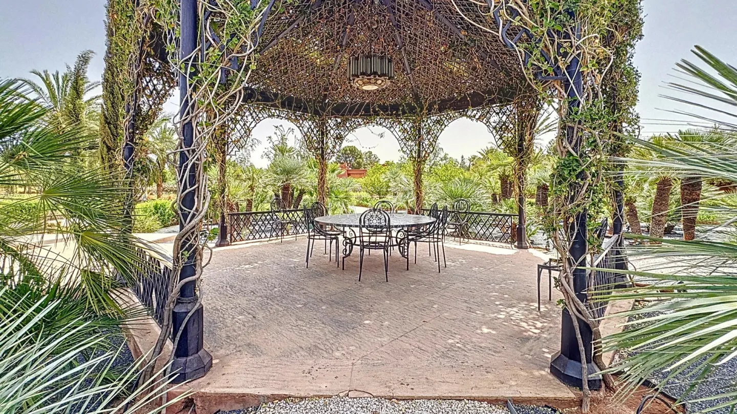Palais à vendre palmeraie – 5 suites – 900 m² – terrain 3 ha – architecture marocaine royale – hammam – meublé