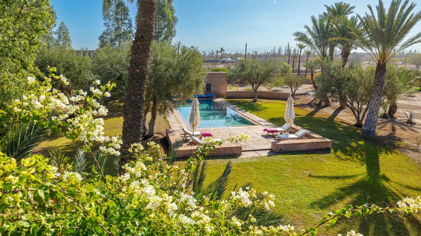 Villa à vendre palmeraie – 7 chambres – 600 m² – terrain 14 000 m² – vue atlas – pavillon indépendant – extension possible