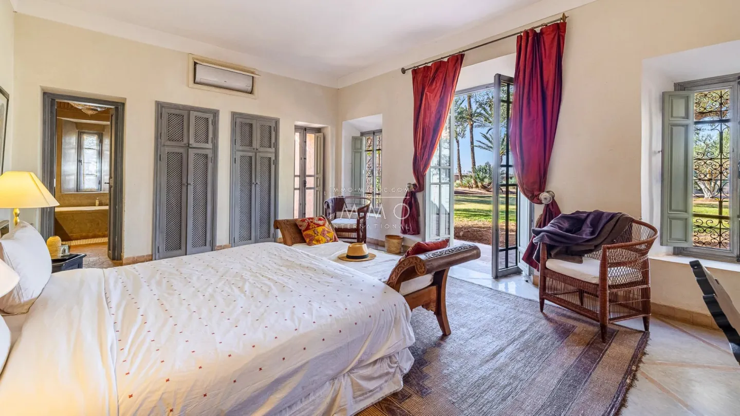 Villa à vendre palmeraie – 7 chambres – 600 m² – terrain 14 000 m² – vue atlas – pavillon indépendant – extension possible