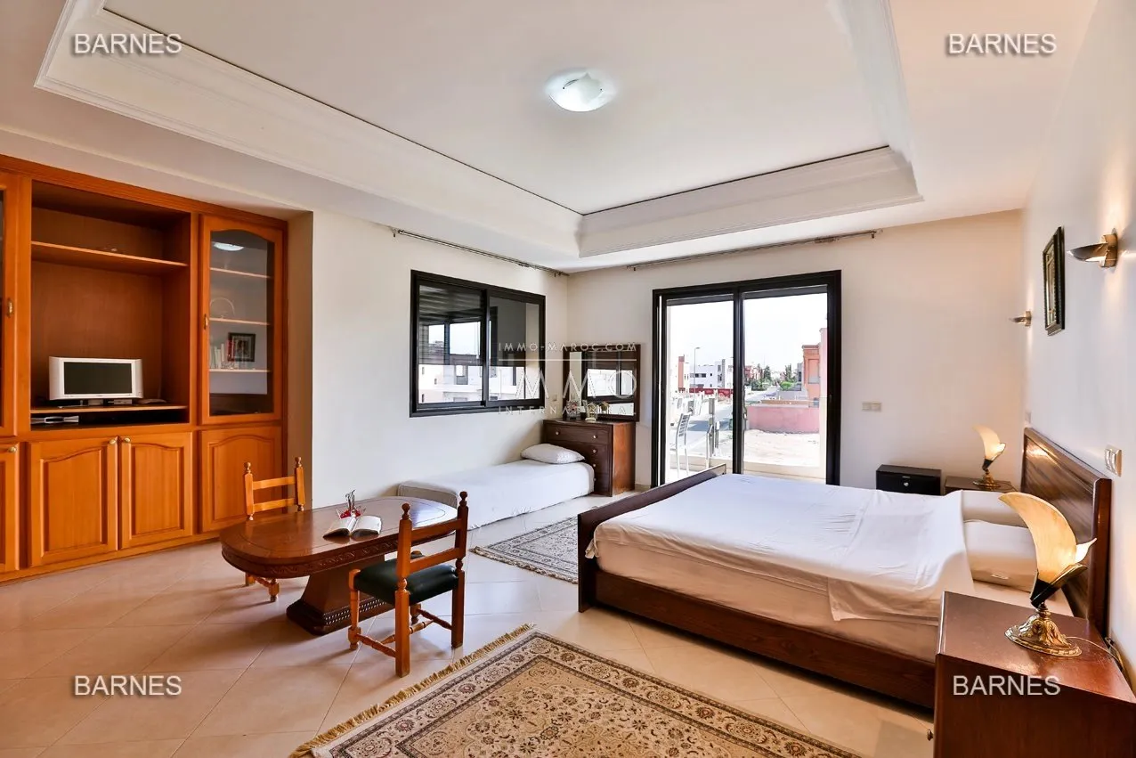 Villa de prestige à 5 minutes du centre-ville – secteur targa – 6 chambres – piscine privée