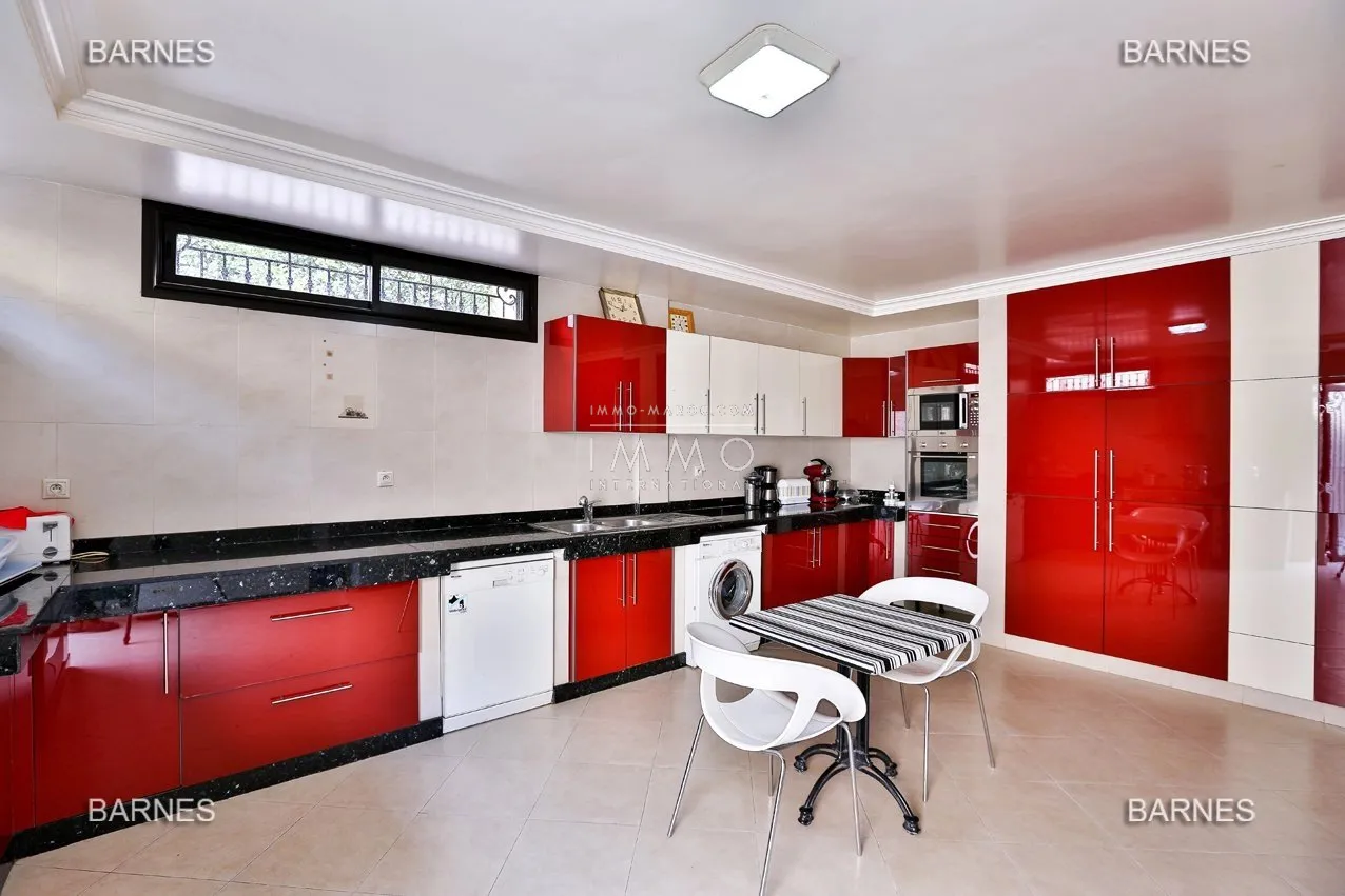 Villa de prestige à 5 minutes du centre-ville – secteur targa – 6 chambres – piscine privée