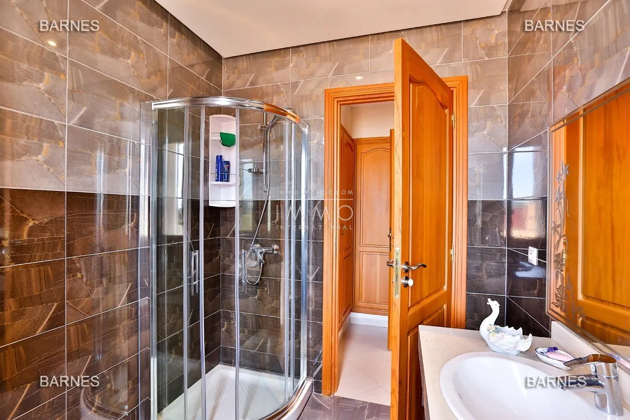 Villa de prestige à 5 minutes du centre-ville – secteur targa – 6 chambres – piscine privée