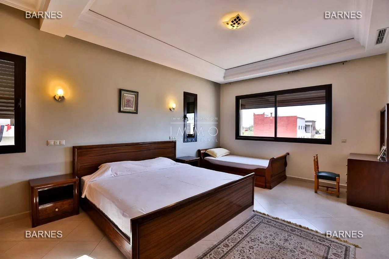 Villa de prestige à 5 minutes du centre-ville – secteur targa – 6 chambres – piscine privée