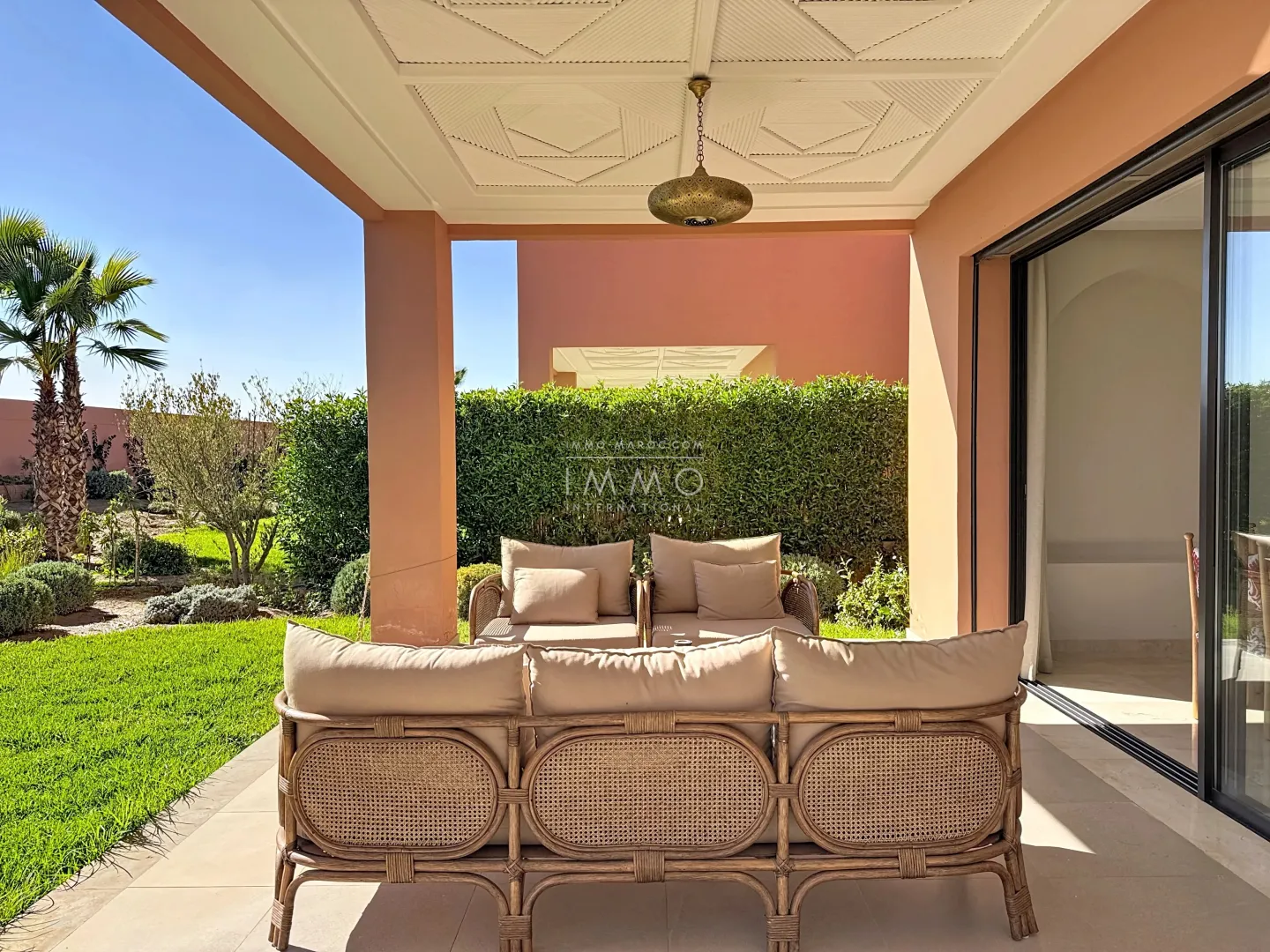 Duplex neuf en palmeraie – architecture contemporaine & vue atlas – piscine lagon