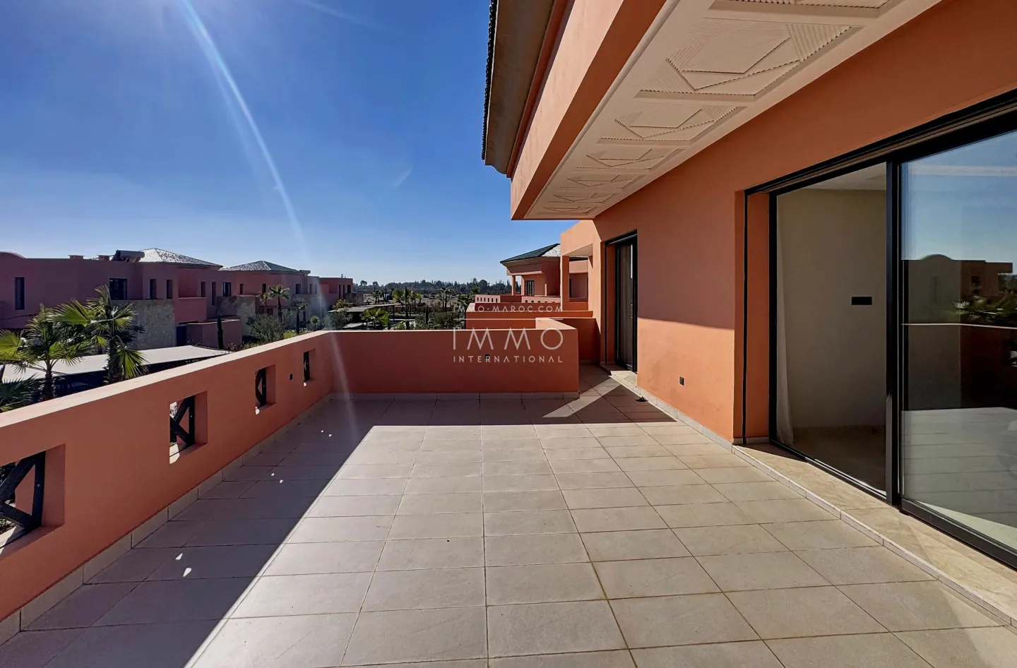 Duplex neuf en palmeraie – architecture contemporaine & vue atlas – piscine lagon