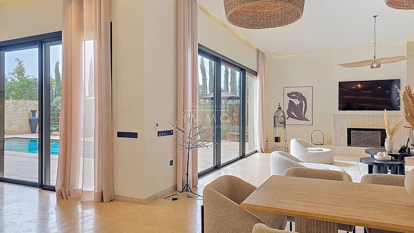 Villa à vendre golf noria – 4 chambres – 550 m² – terrain 980 m² – sous-sol aménagé – piscine chauffée