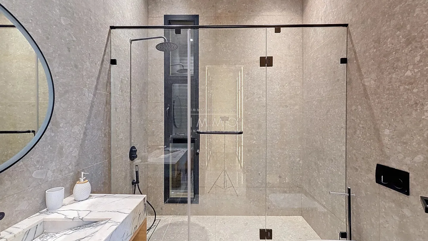 Villa à vendre golf noria – 4 chambres – 550 m² – terrain 980 m² – sous-sol aménagé – piscine chauffée