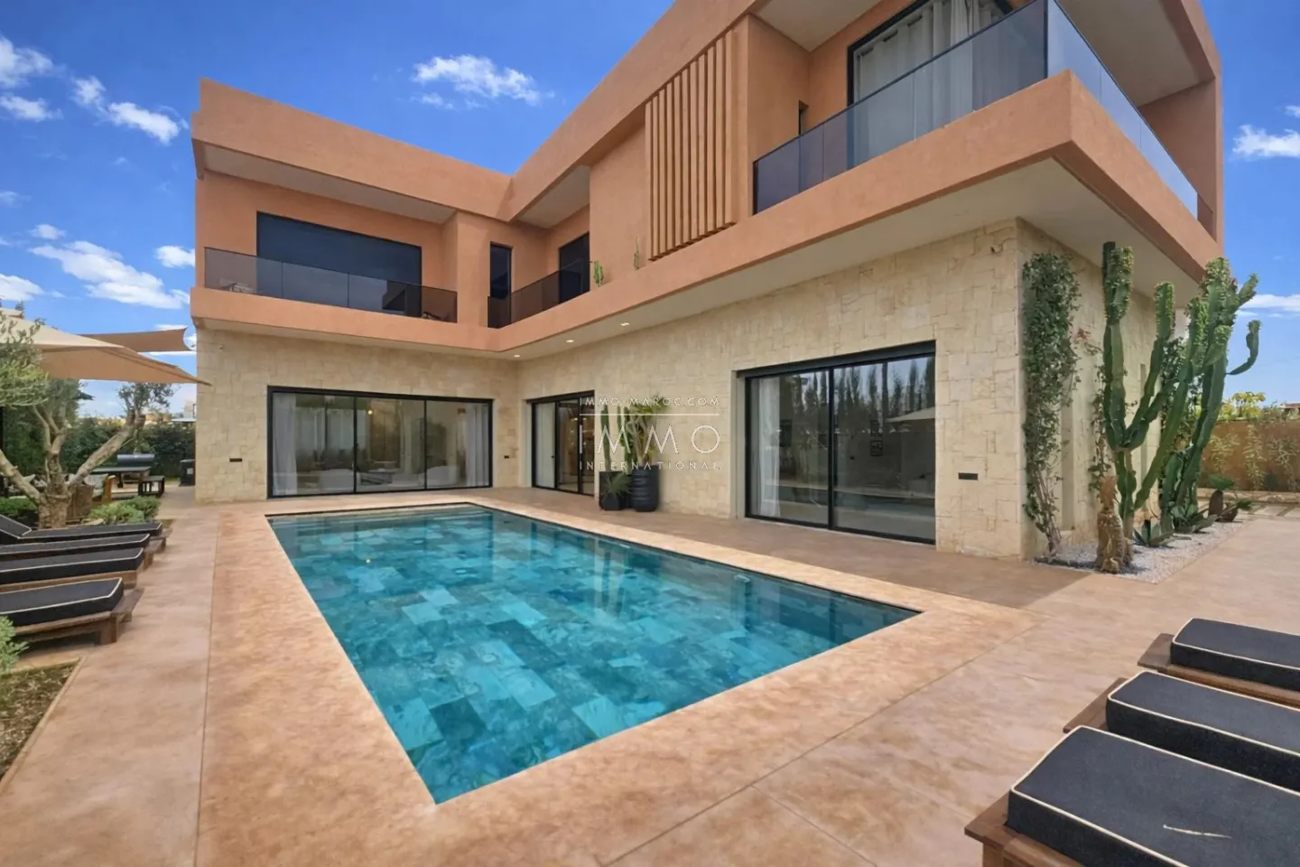 Villa à vendre golf noria – 4 chambres – 550 m² – terrain 980 m² – sous-sol aménagé – piscine chauffée