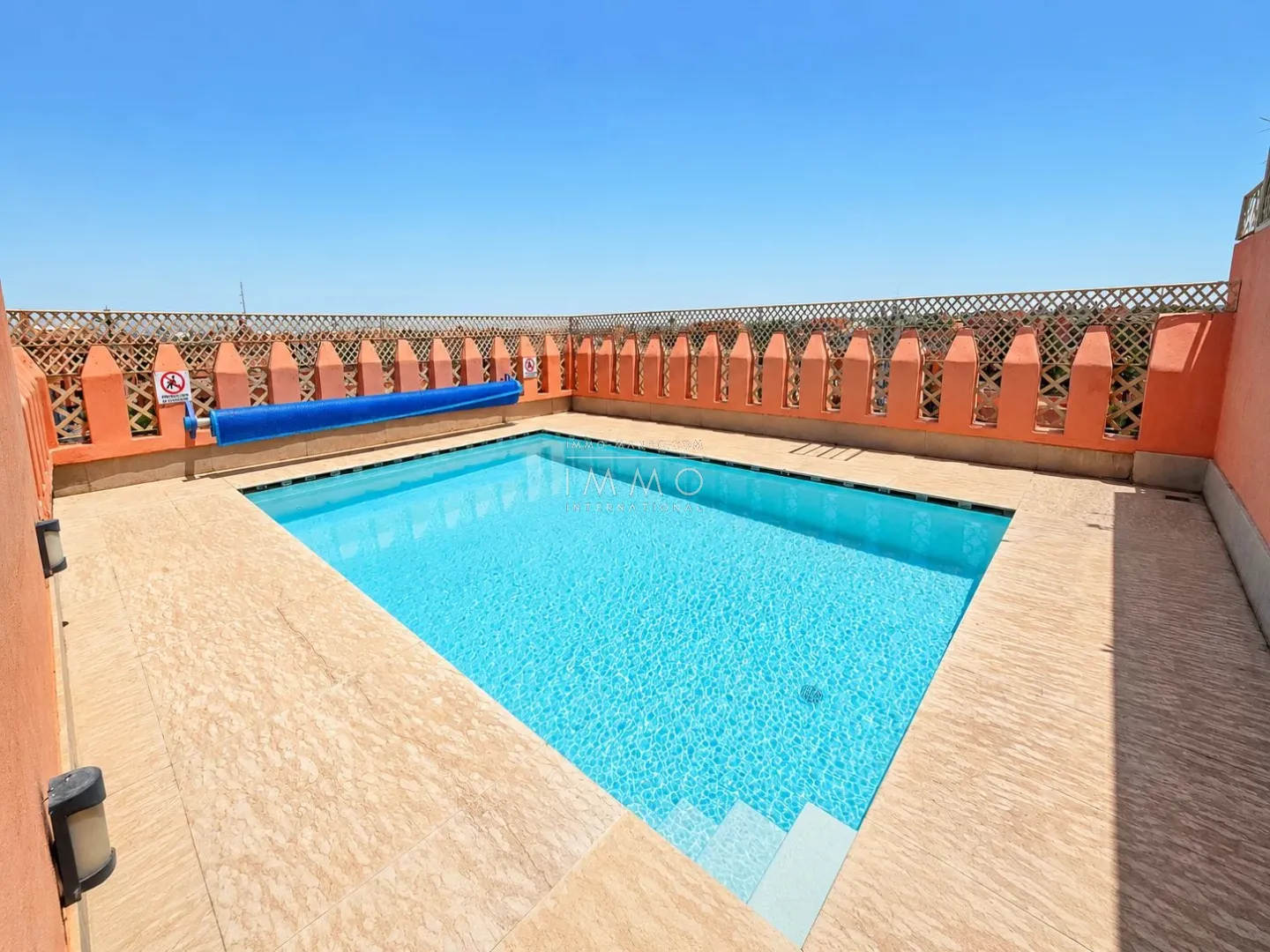 Appartement moderne avec terrasse et piscine sur le toit – hivernage - Photo 9